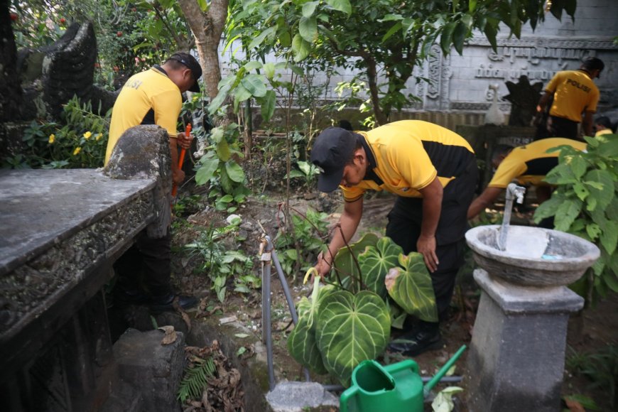 Polres Malang Bersihkan Tempat Ibadah sebagai Wujud Kepedulian dan Pengabdian